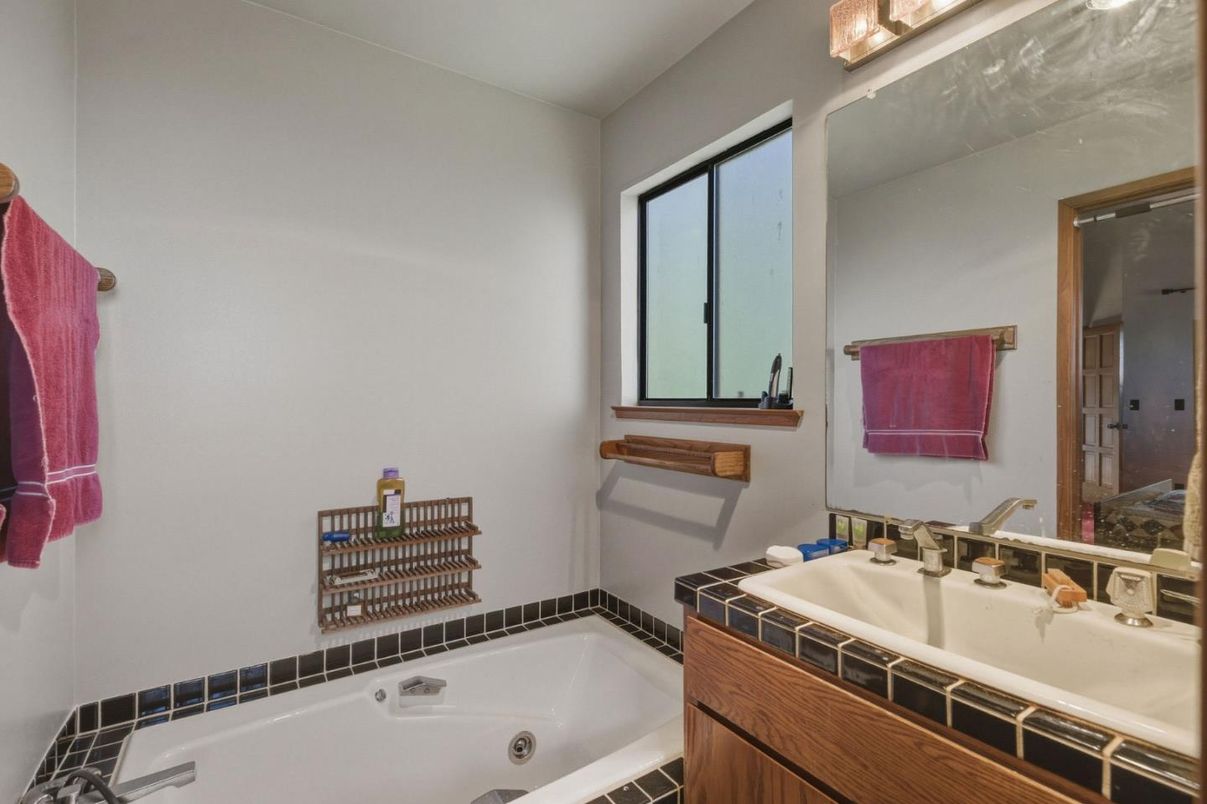 Bathroom, Interior, Tile Countertops