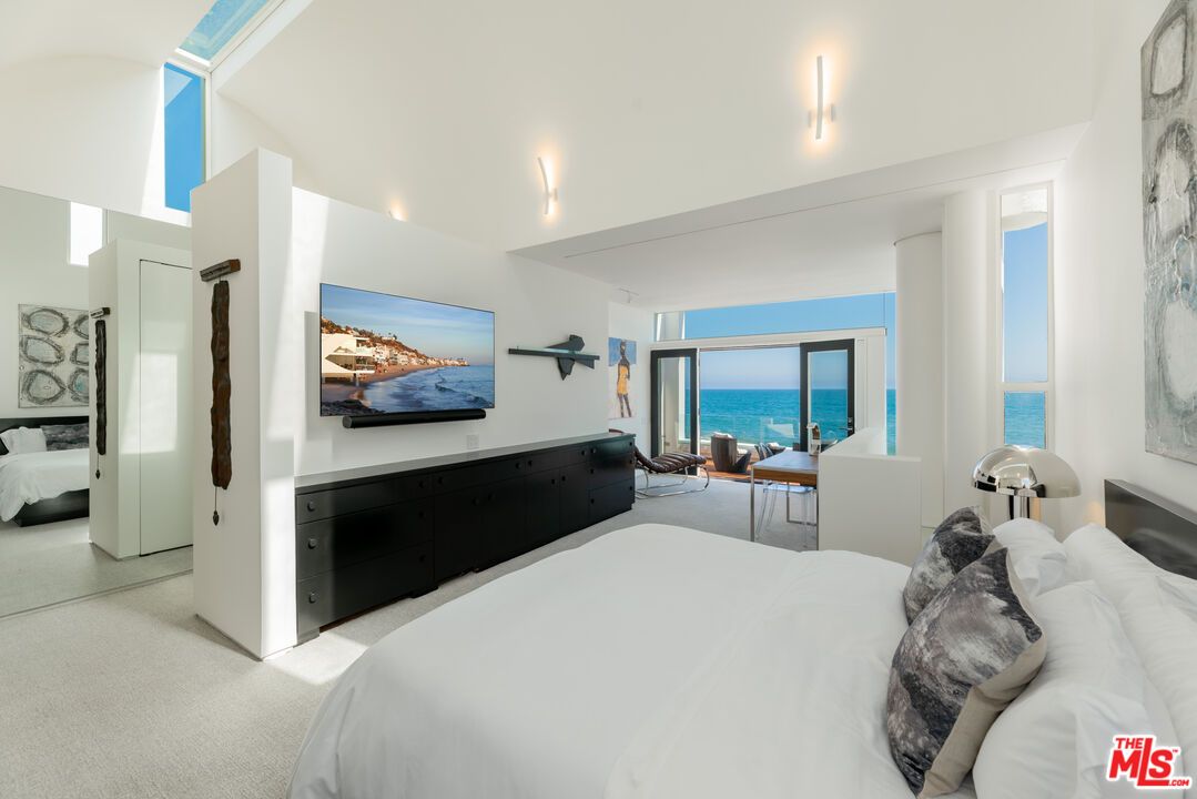 Bedroom, Interior, Water