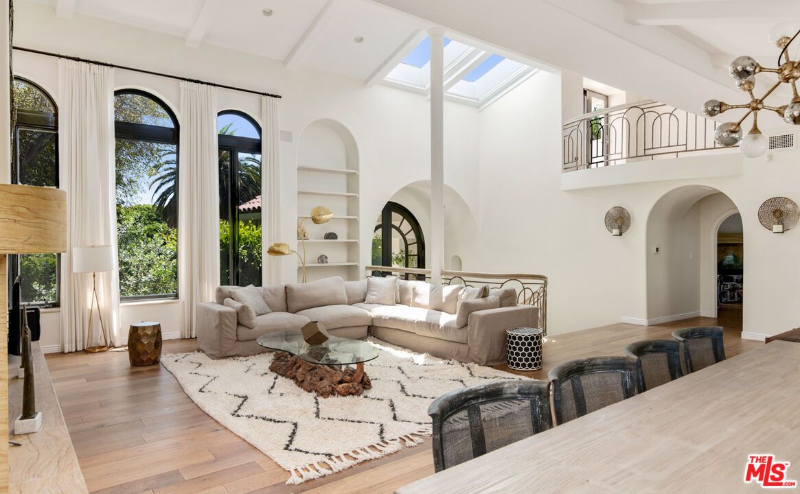 Interior, Living room, Pendant Lights, Recessed Lighting, Wood Texture Flooring