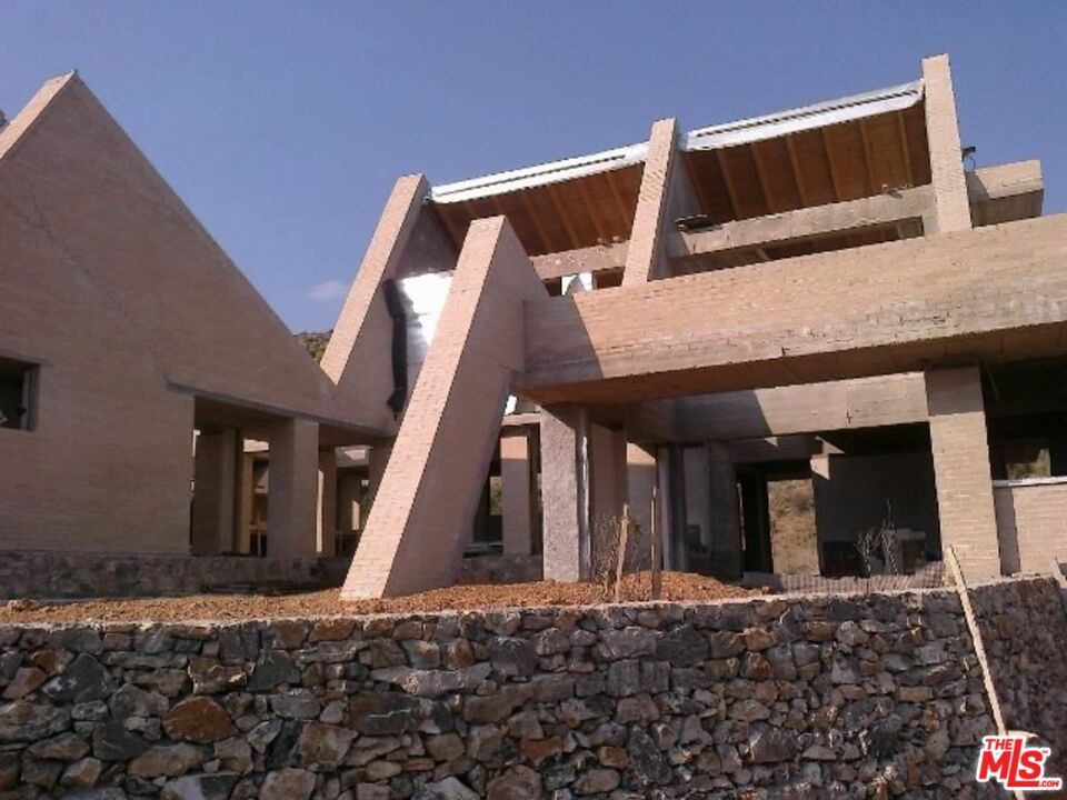 Exterior, Facade, Modern