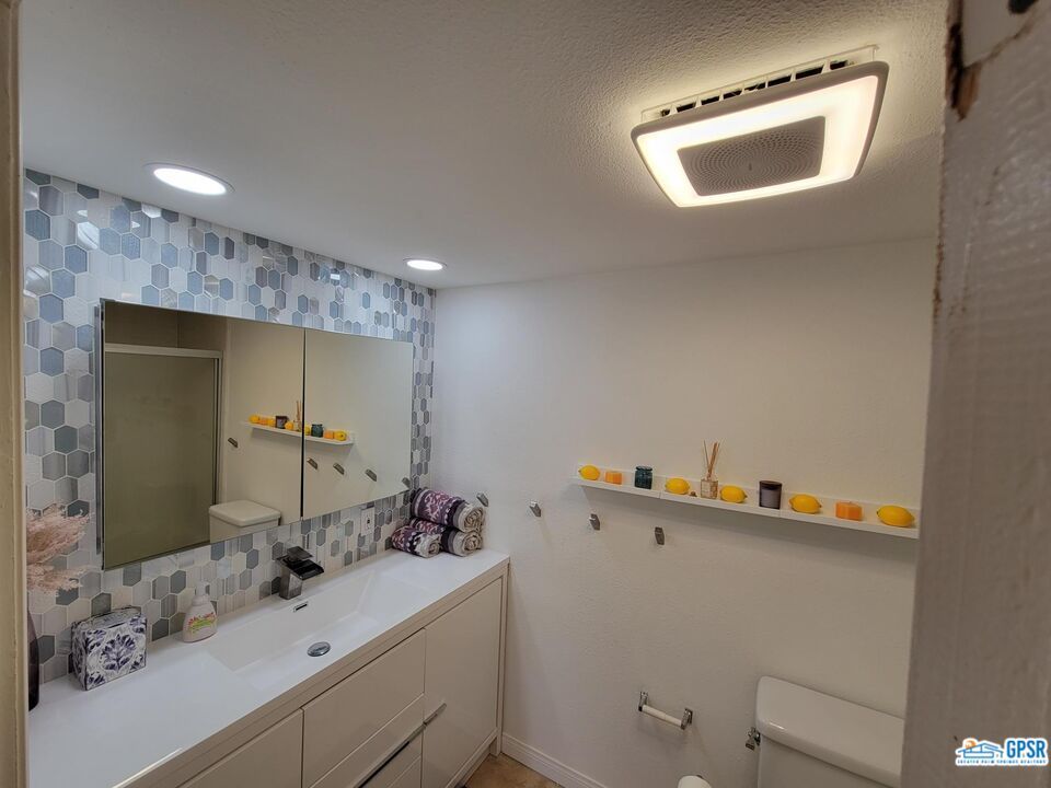 Bathroom, Interior, Recessed Lighting