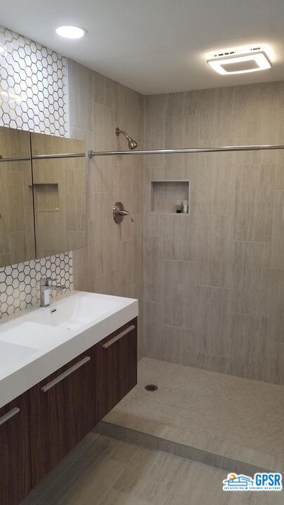 Bathroom, Interior, Recessed Lighting