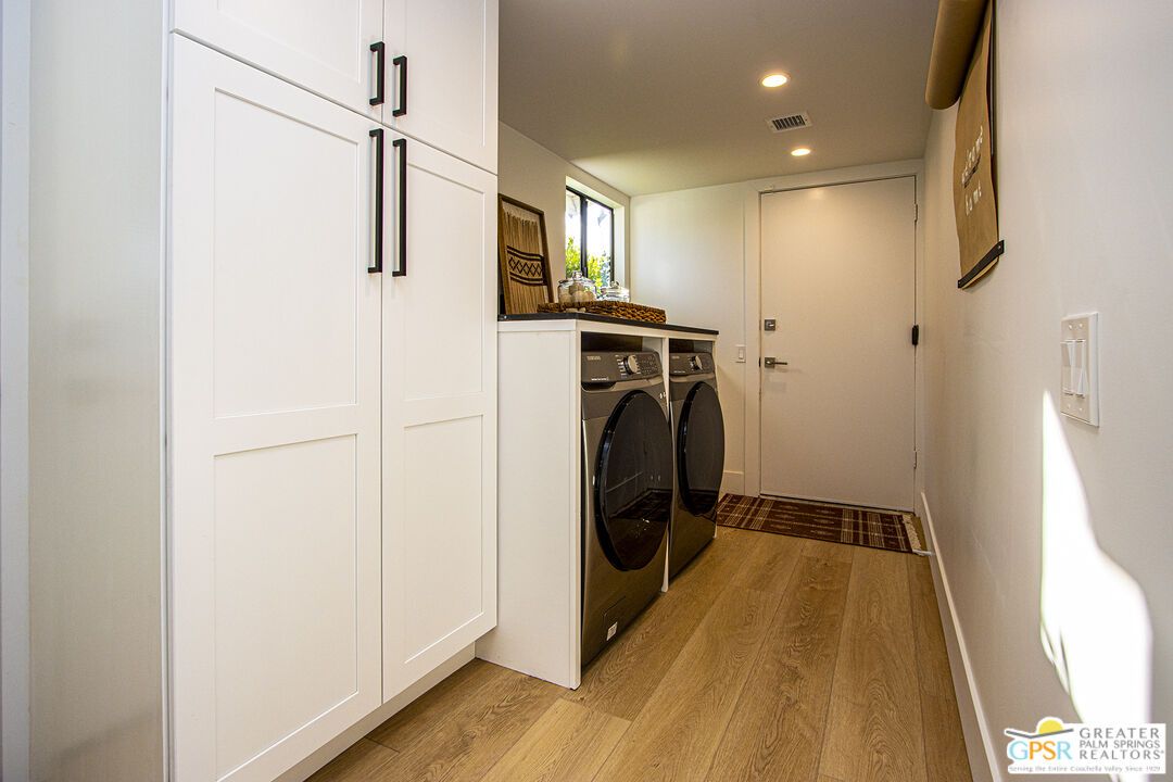 Interior, Recessed Lighting, Washer, Wood Texture Flooring