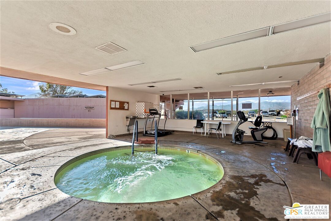 Exterior, Fitness Equipment, Pool