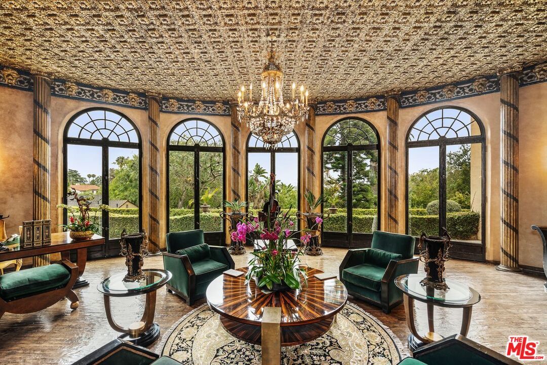 Chandelier, Interior, Living room