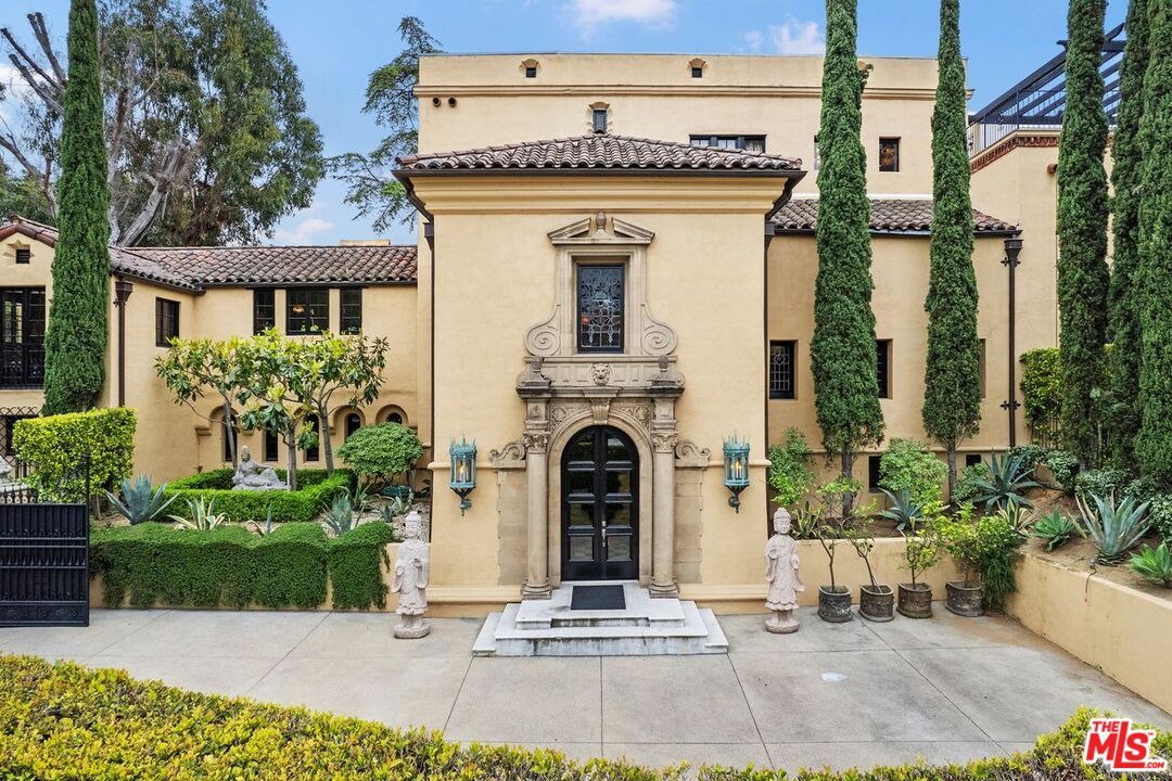 Exterior, Facade, Mediterranean