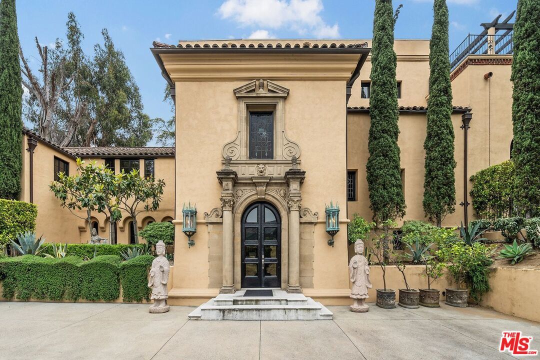 Exterior, Facade, Mediterranean