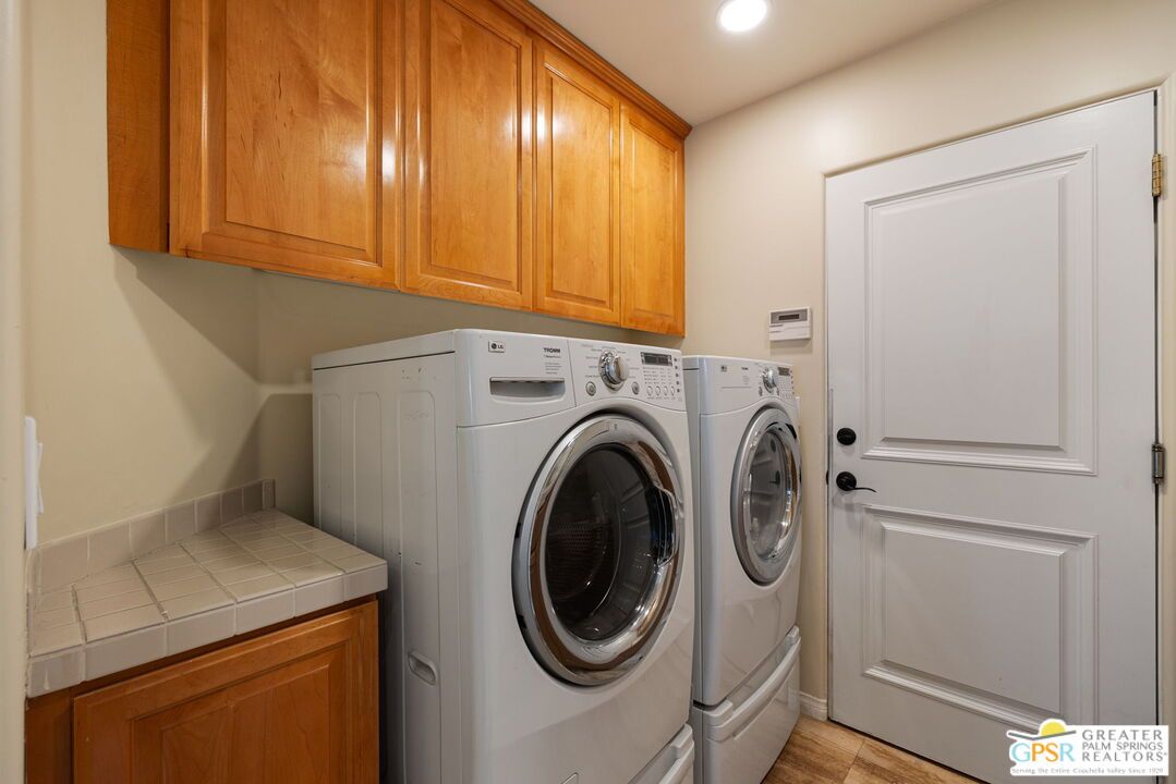Interior, Recessed Lighting, Washer, Wood Texture Flooring