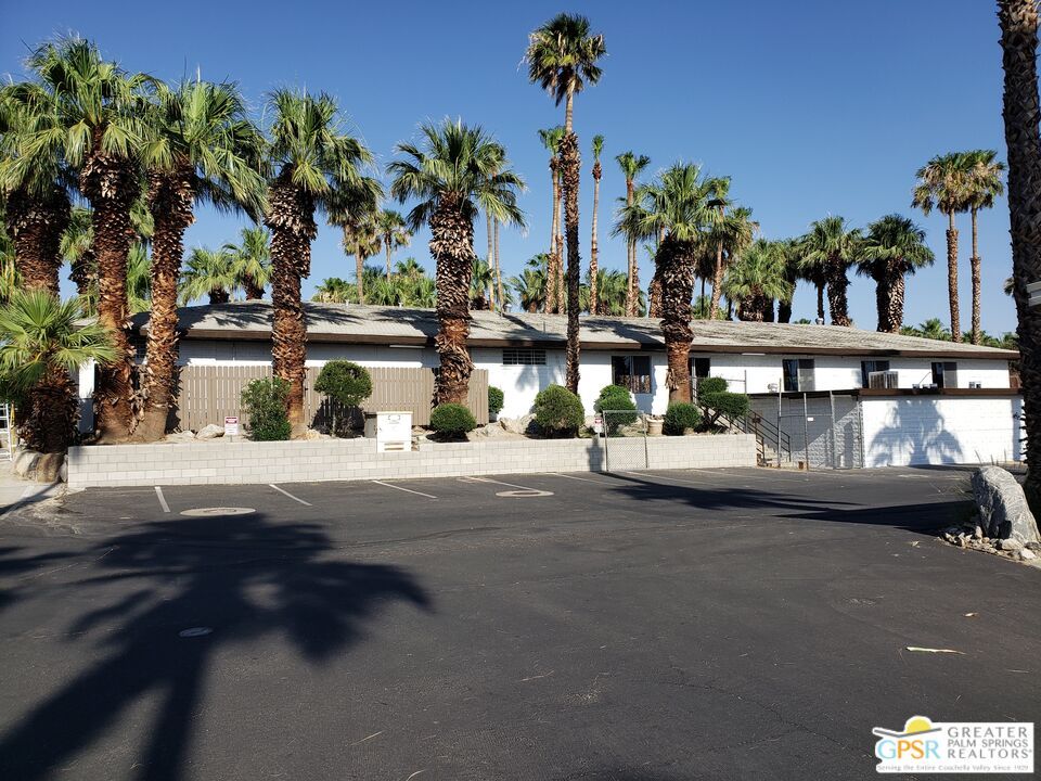 Attached, Exterior, Facade, Ranch