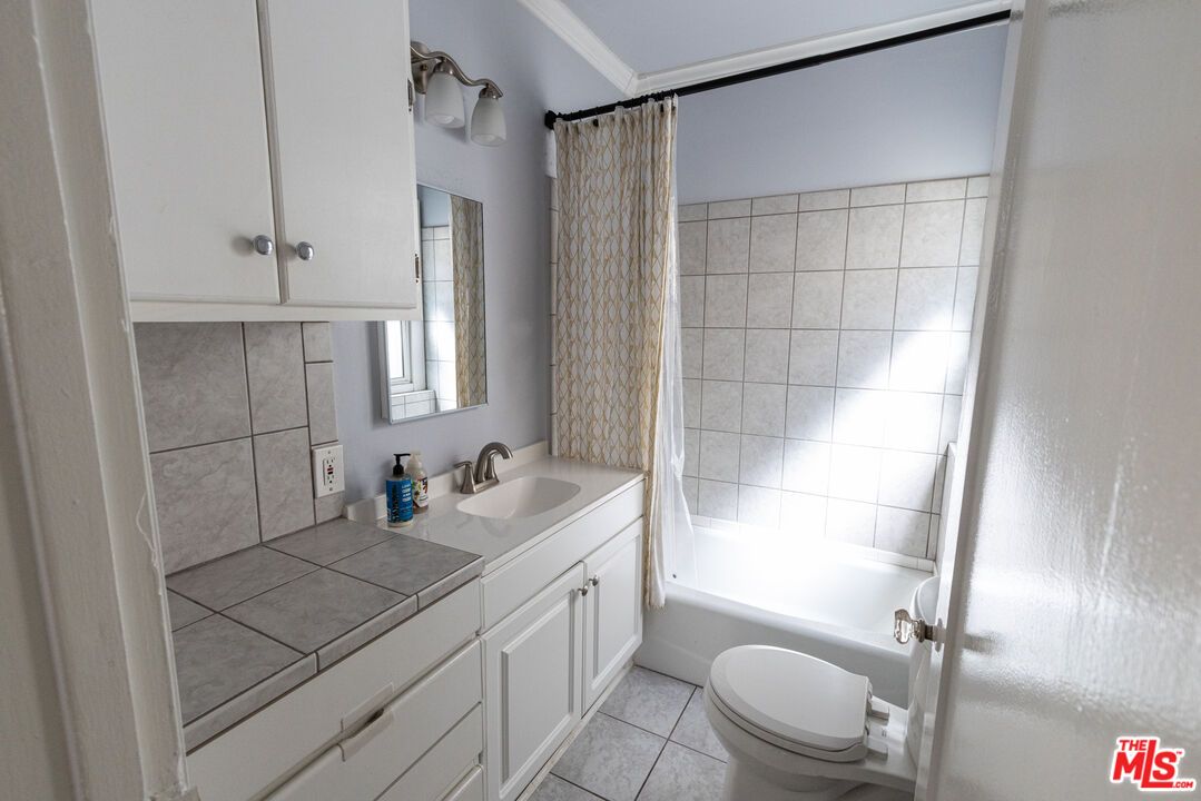 Bathroom, Interior, Tile Countertops