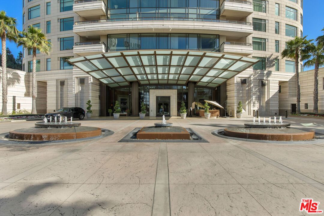 Exterior, Facade, Condo Building