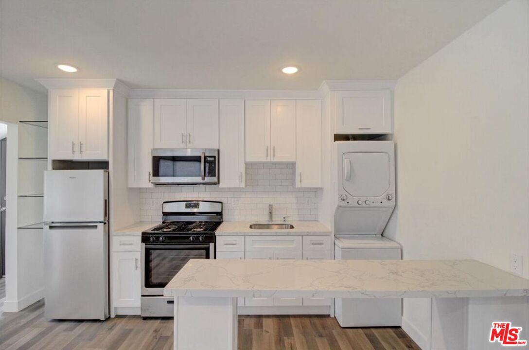 Interior, Kitchen, Recessed Lighting, Washer, Wood Texture Flooring