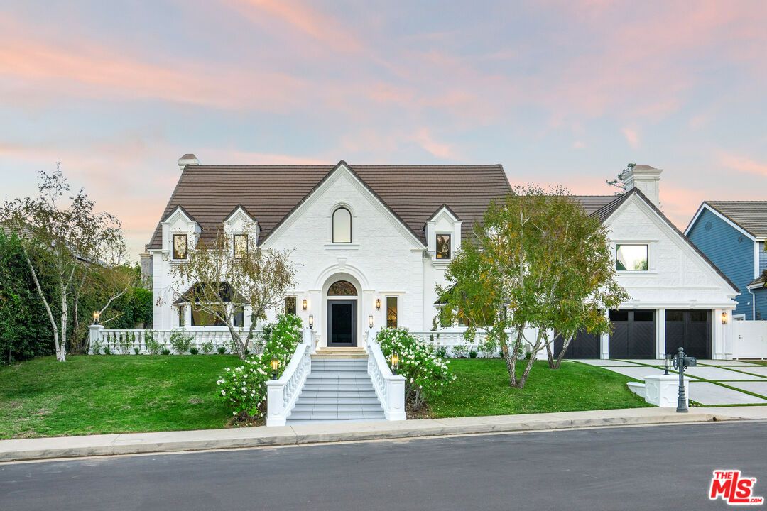 Attached, Exterior, Facade, Farmhouse