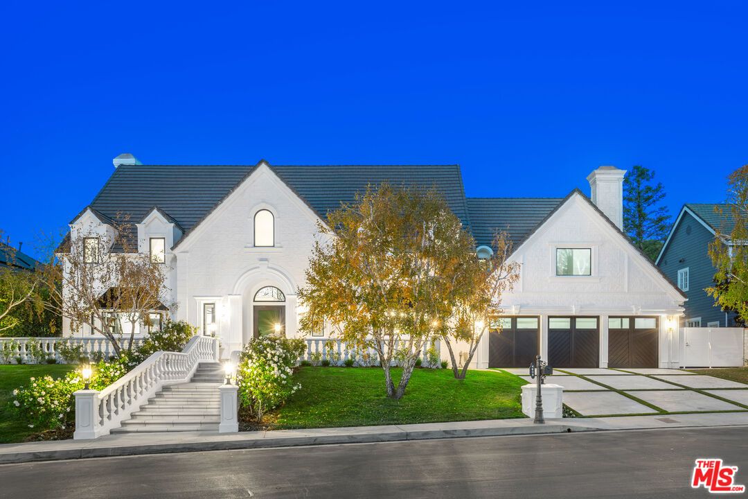 Attached, Exterior, Facade, Farmhouse