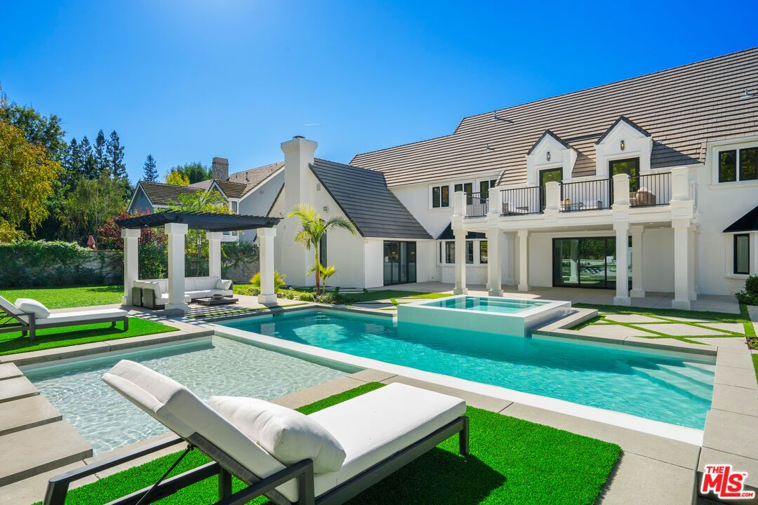Exterior, Pool