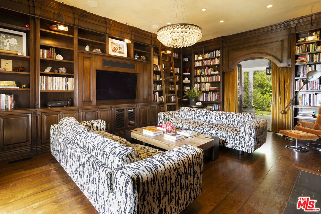 Interior, Living room, Pendant Lights, Recessed Lighting, Wood Texture Flooring
