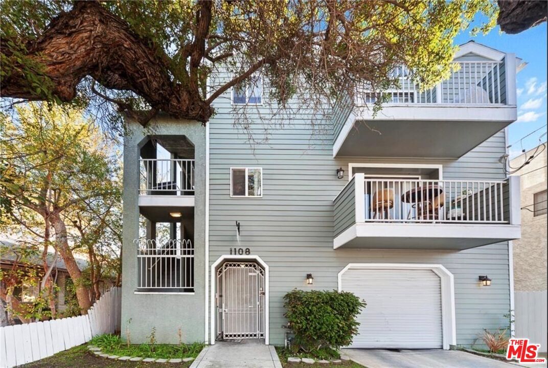 Attached, Exterior, Facade, None