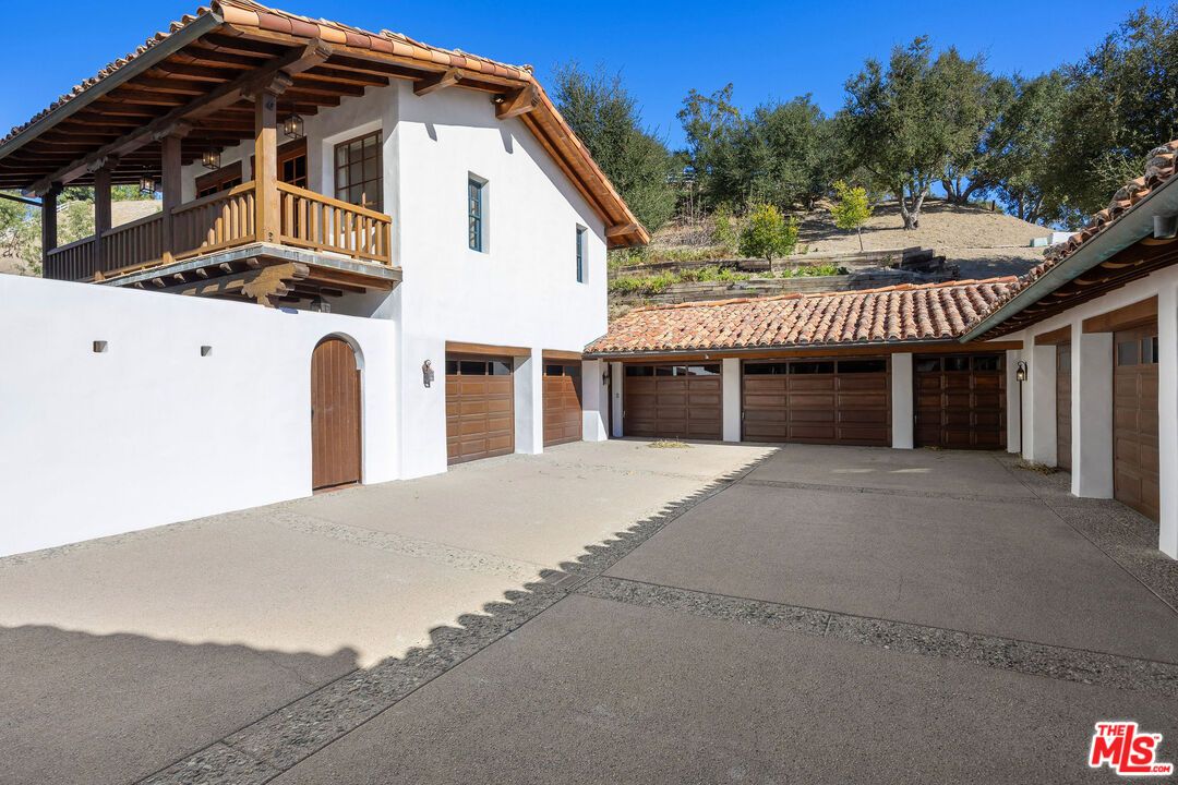 Attached, Exterior, Facade, Mediterranean