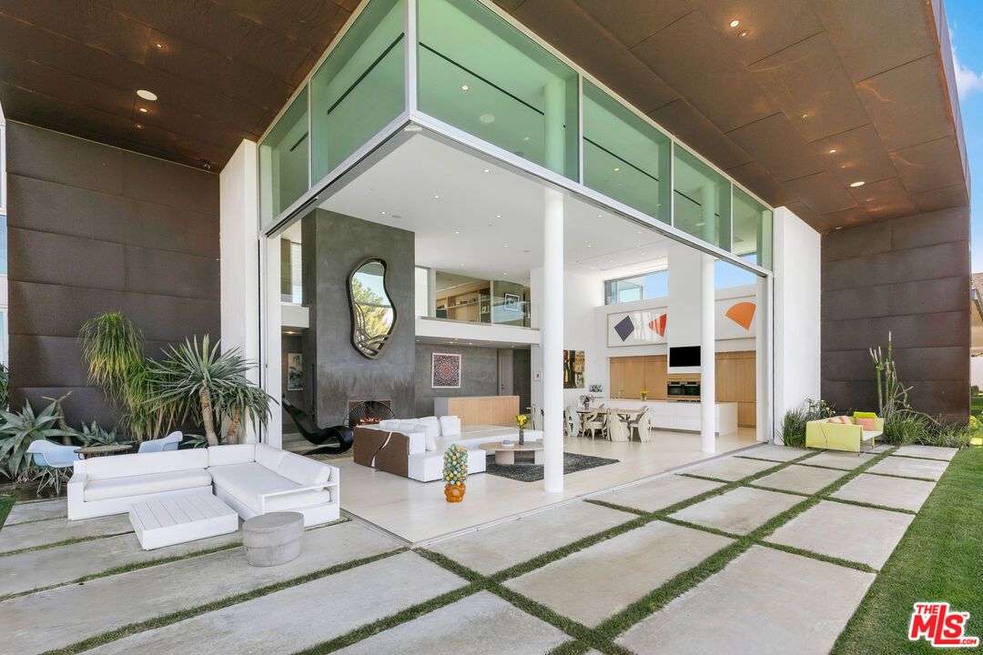 Exterior, Fireplace, Recessed Lighting