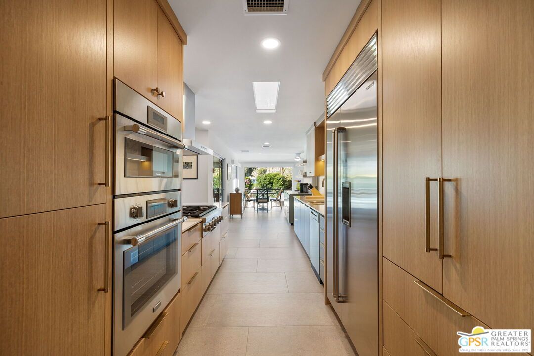 Dining room, Interior, Kitchen, Recessed Lighting, Stainless Steel Appliances