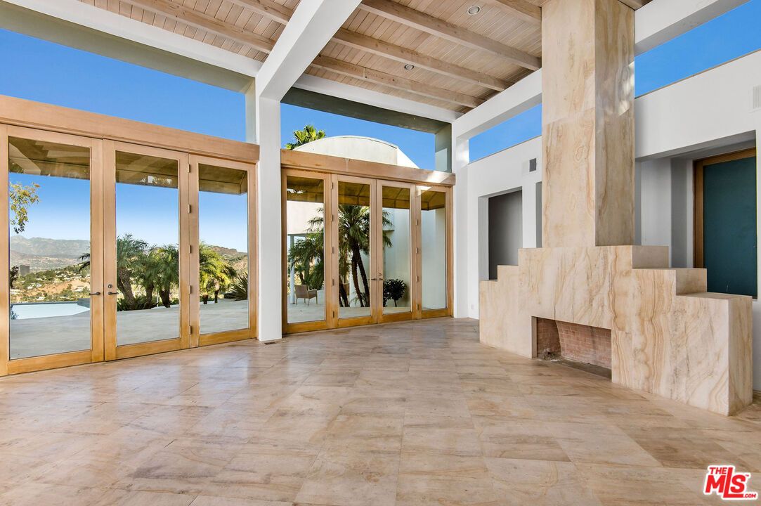 Exterior, Fireplace