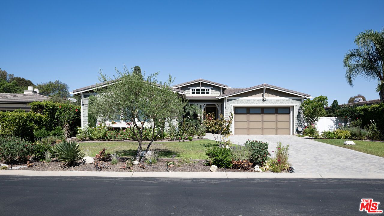 Attached, Exterior, Facade, Mediterranean