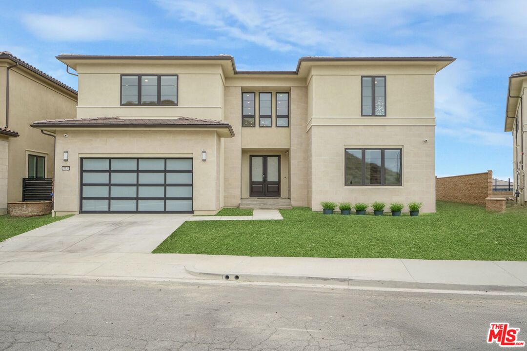 Attached, Exterior, Facade, Modern