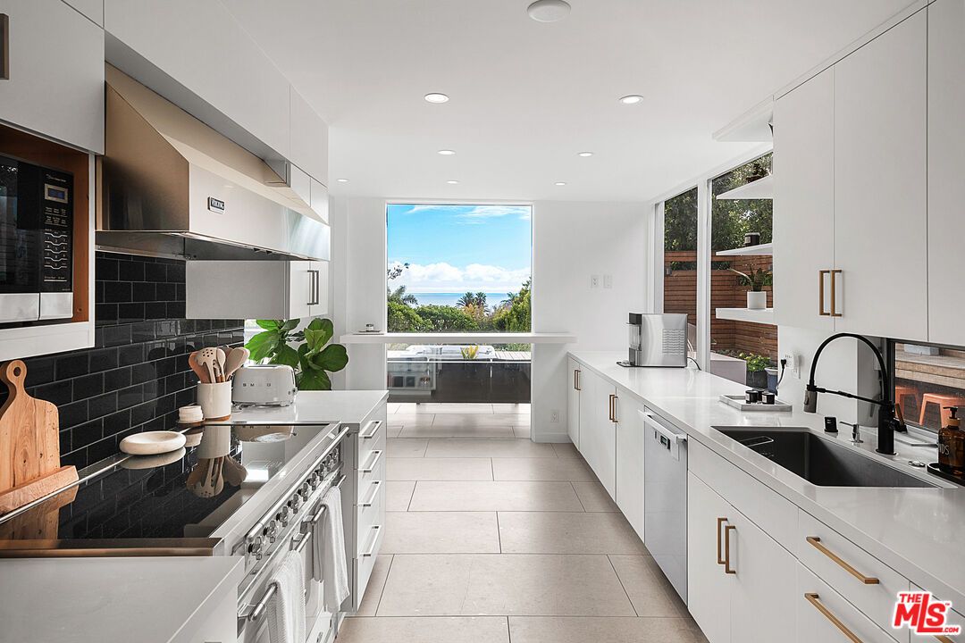 Interior, Kitchen, Recessed Lighting, Washer, Water