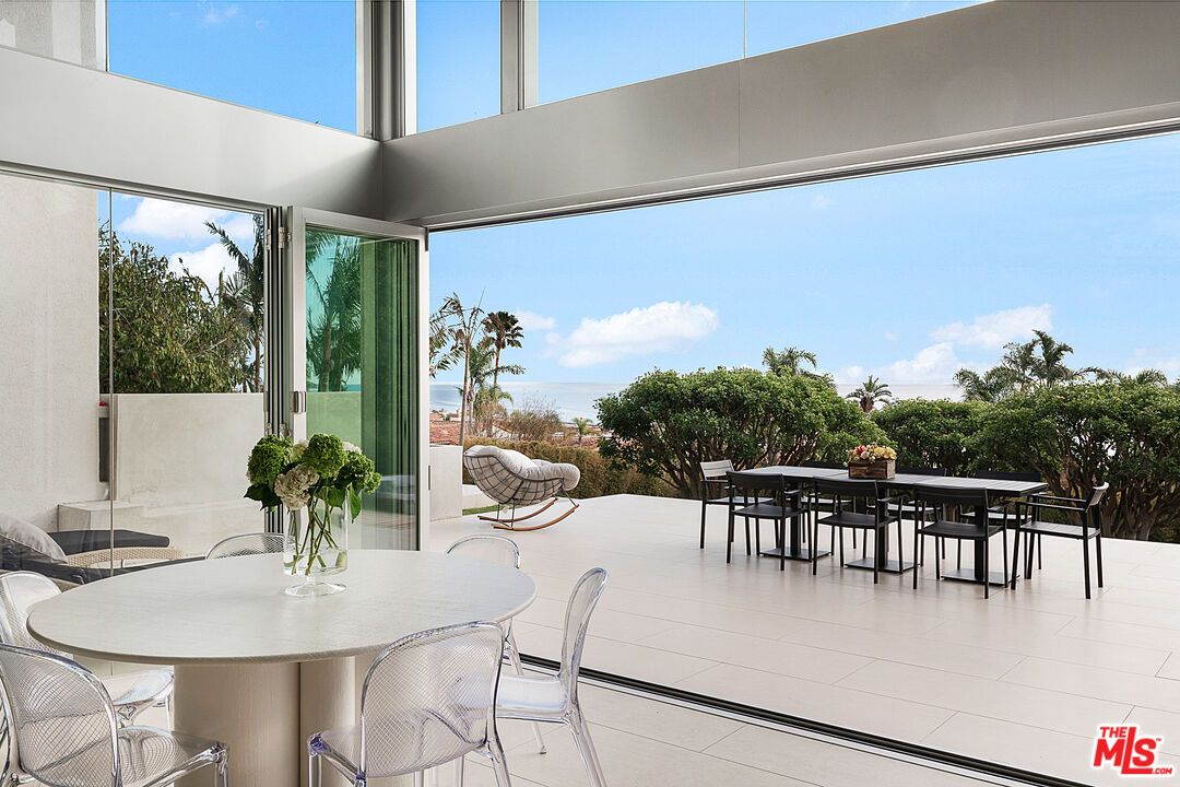 Dining room, Interior, Water