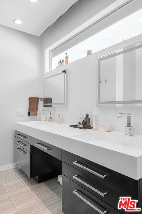 Bathroom, Dual Sink Vanities, Interior, Recessed Lighting