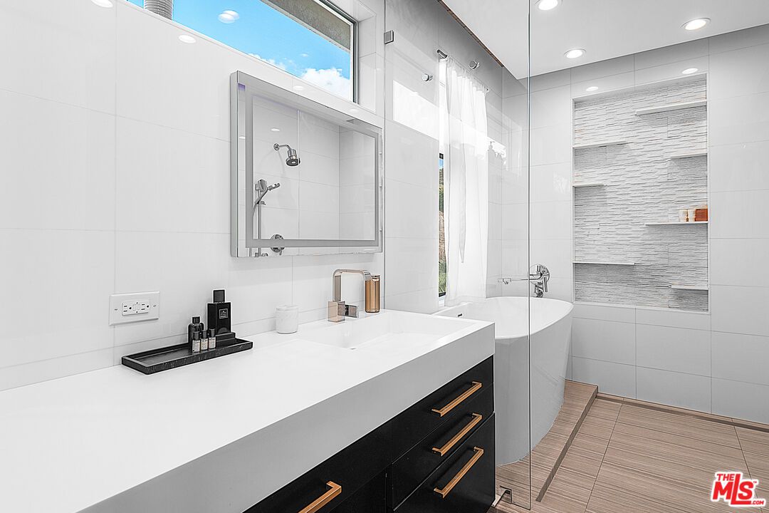 Bathroom, Dual Sink Vanities, Interior, Recessed Lighting