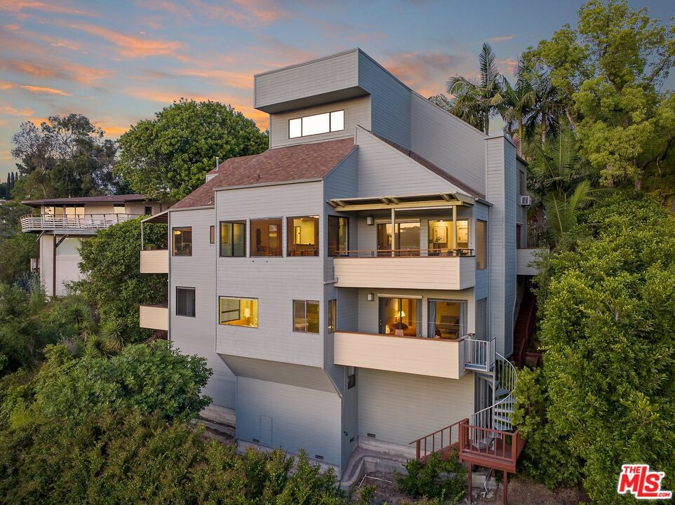 Attached, Exterior, Facade, Modern