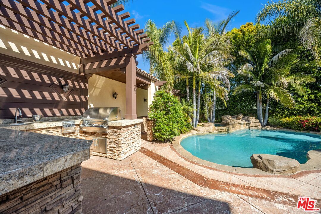 Exterior, Outdoor Kitchen, Pool