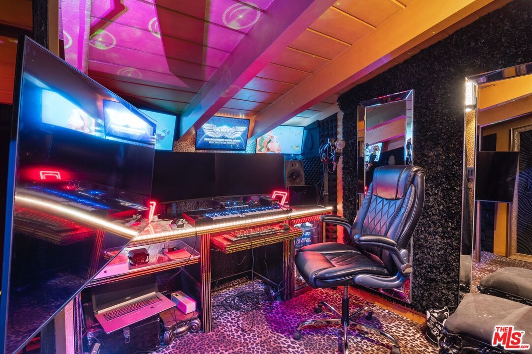 Home Office, Interior