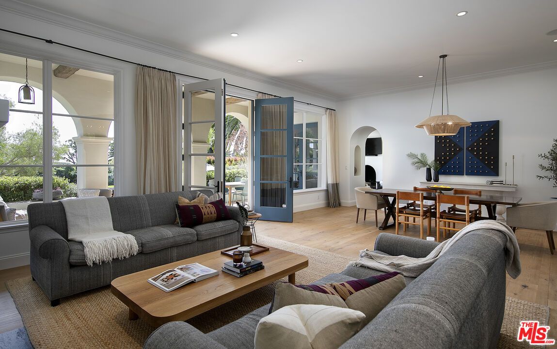 Dining room, Interior, Living room, Pendant Lights, Recessed Lighting, Wood Texture Flooring