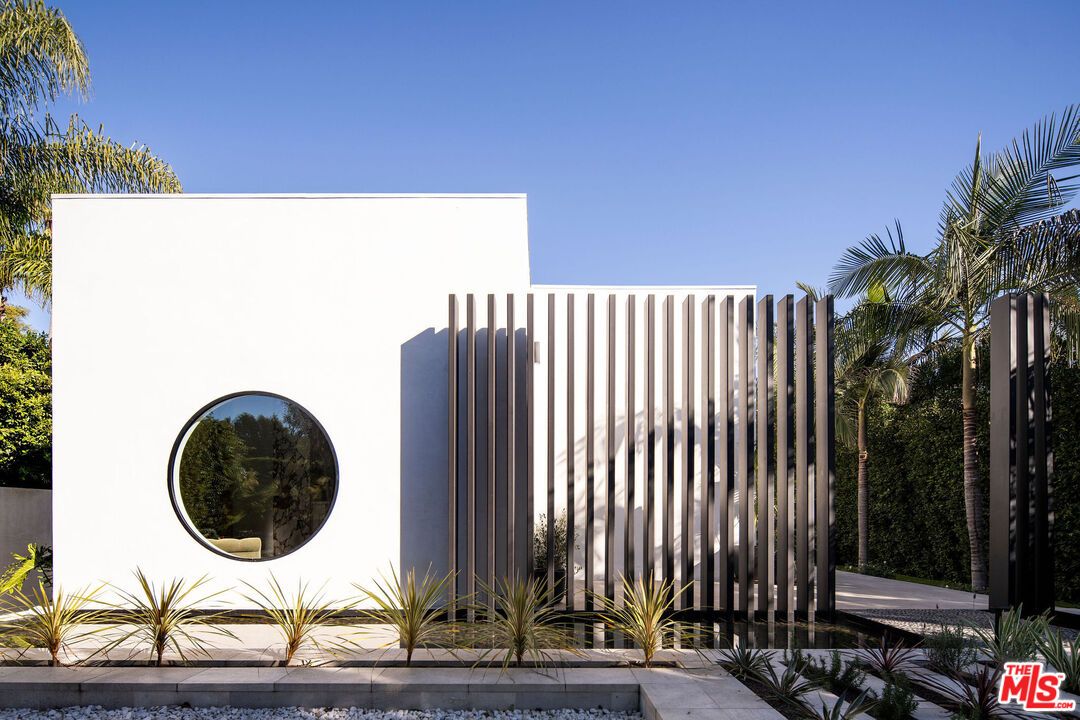 Exterior, Facade, Modern