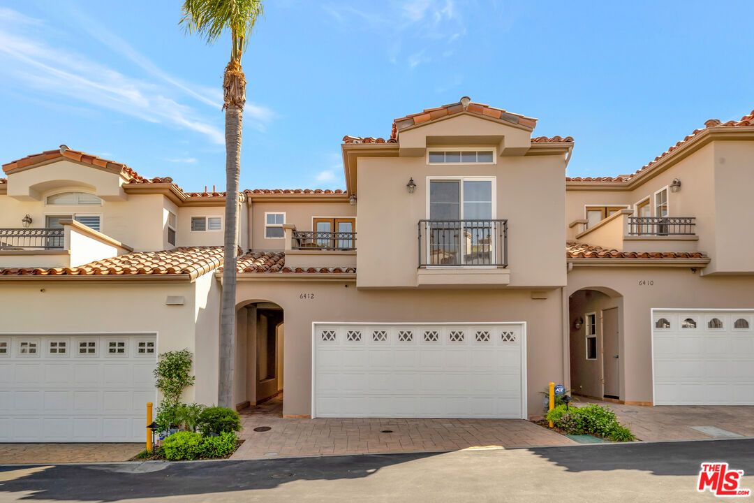 Attached, Exterior, Facade, Mediterranean