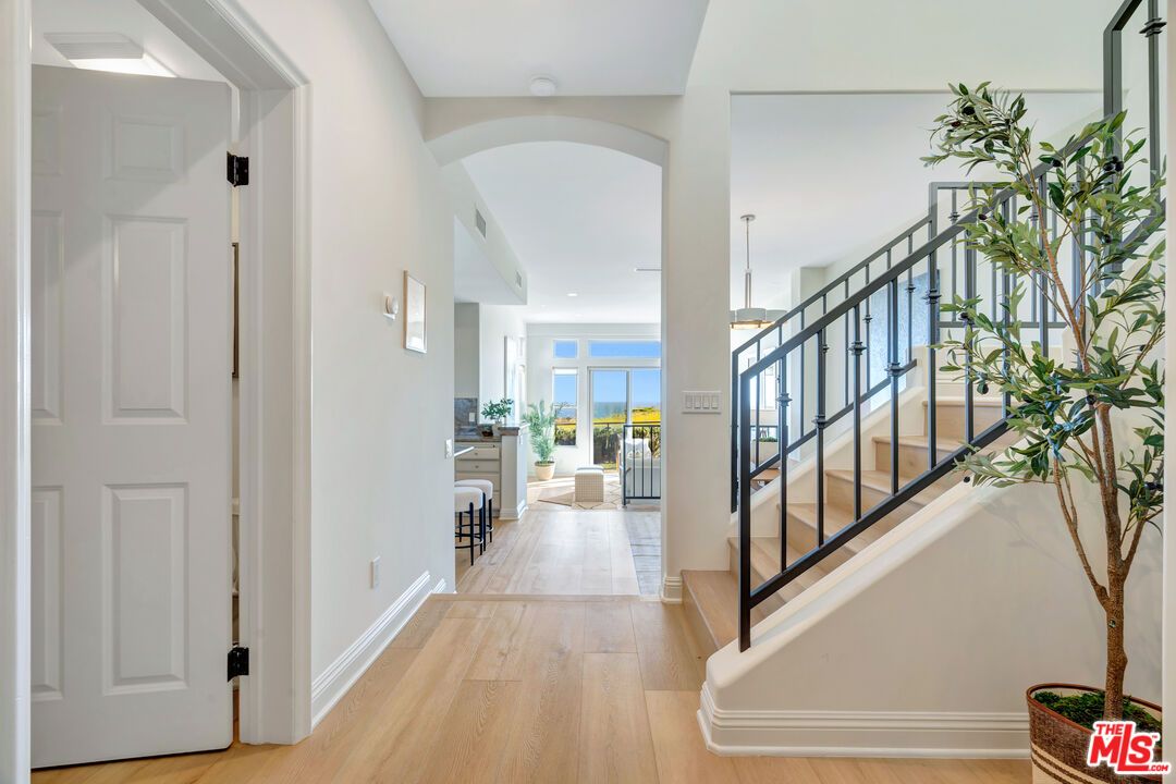 Interior, Pendant Lights, Recessed Lighting, Wood Texture Flooring