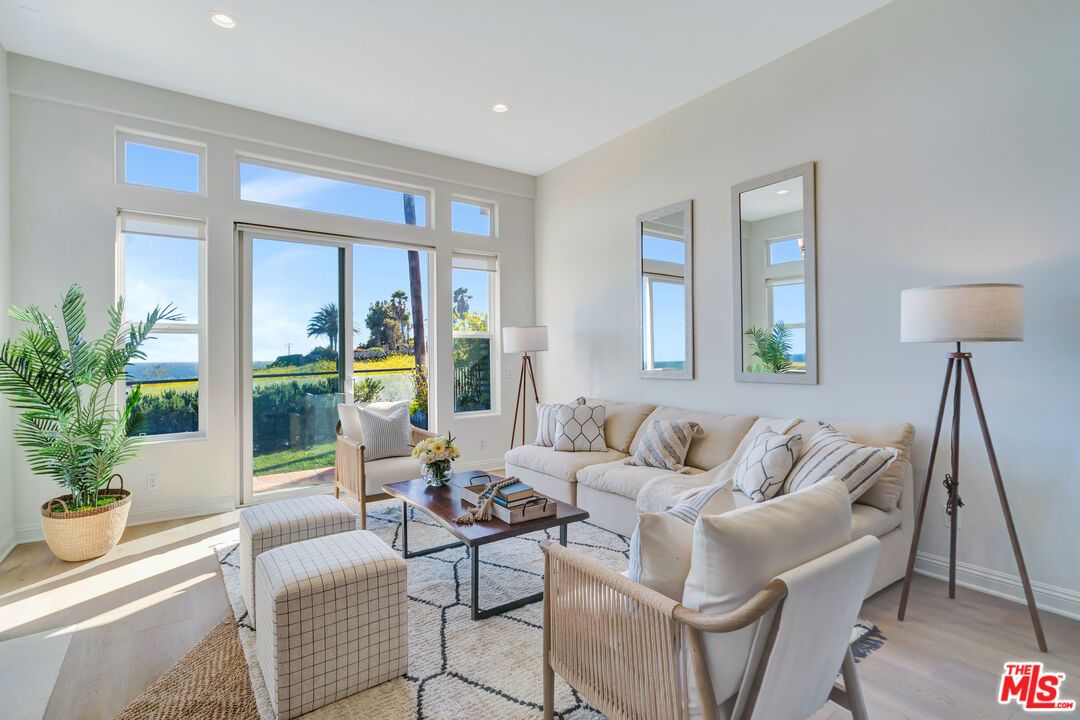 Interior, Living room, Recessed Lighting, Water, Wood Texture Flooring