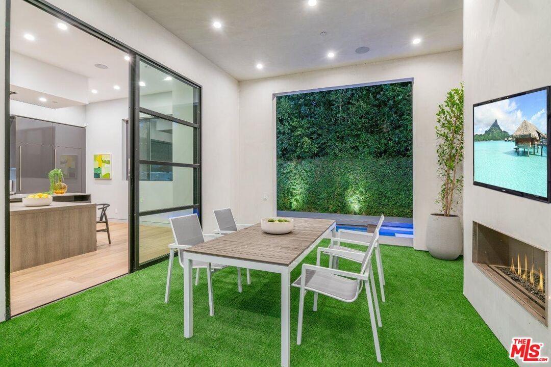 Dining room, Fireplace, Interior, Recessed Lighting, Wood Texture Flooring