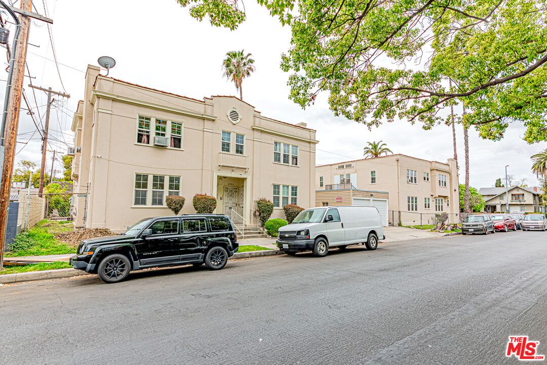 Exterior, Facade, Rowhouse