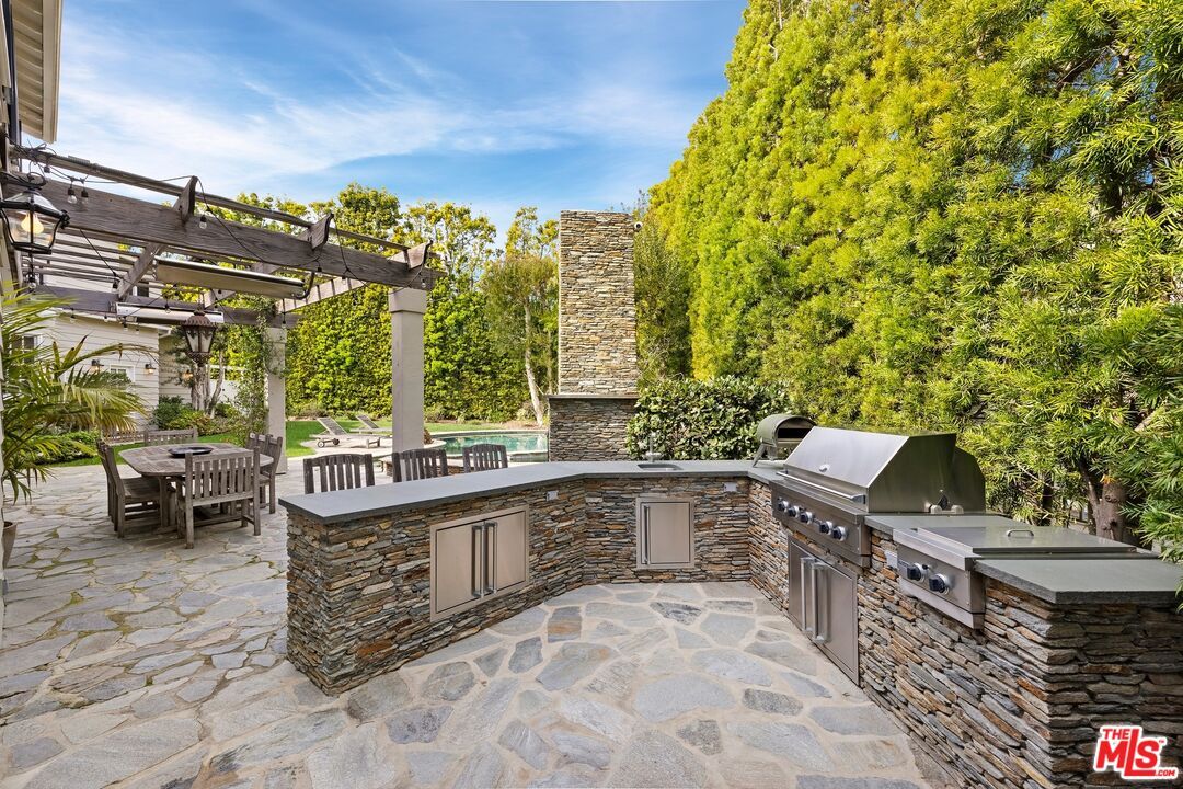 Exterior, Outdoor Kitchen