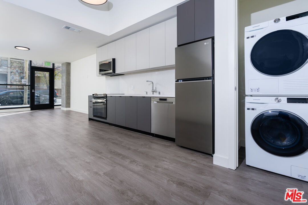 Interior, Kitchen, Recessed Lighting, Utility Closets, Washer, Wood Texture Flooring