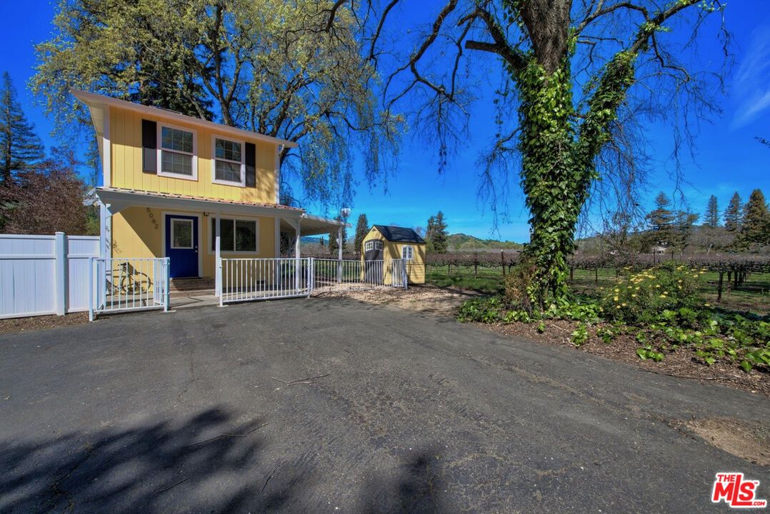 Backyard, Exterior, Facade, Split Level