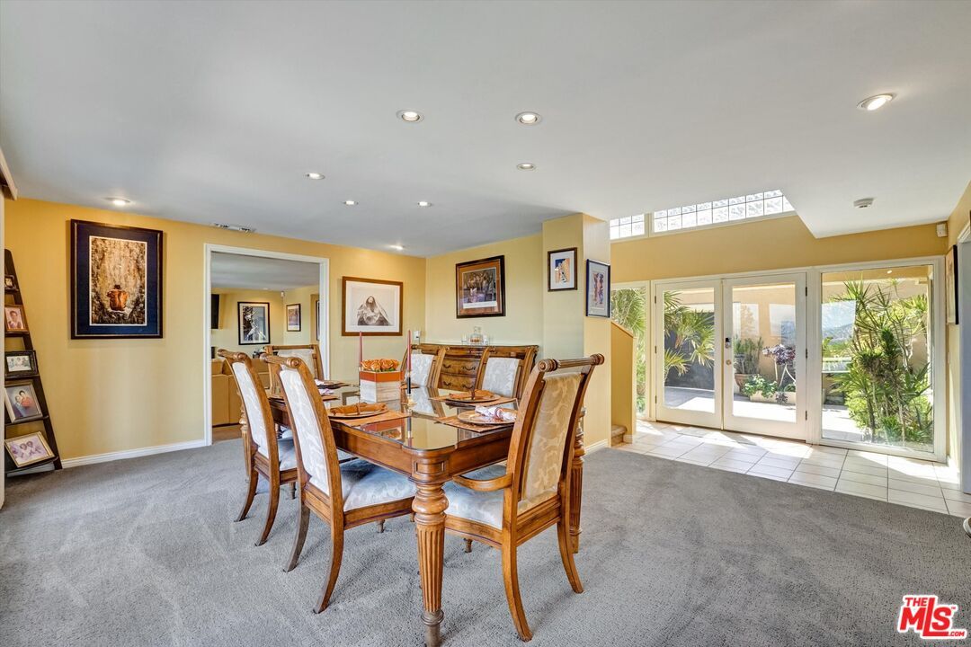 Dining room, Interior, Recessed Lighting