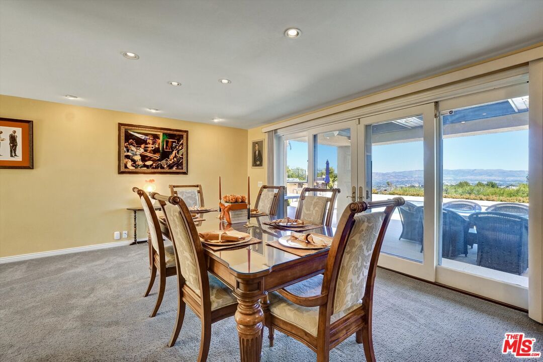 Dining room, Interior, Recessed Lighting