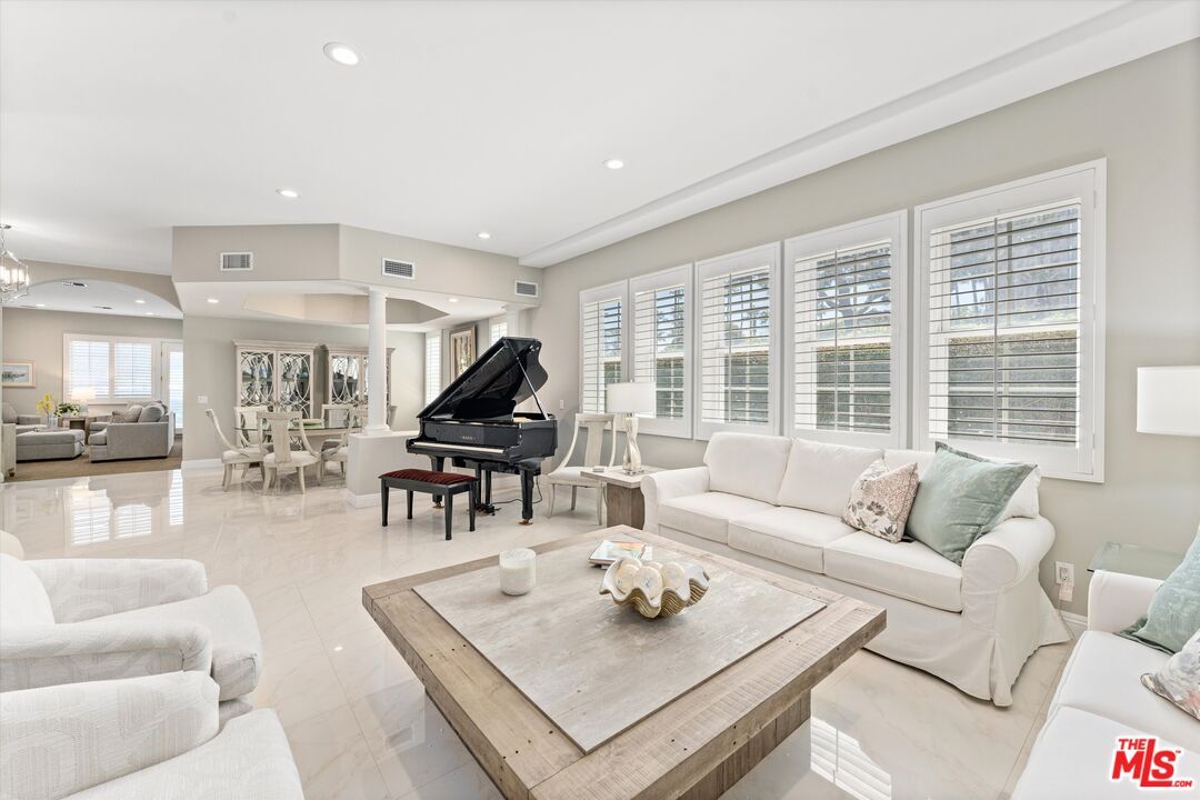 Dining room, Interior, Living room, Pendant Lights, Piano, Recessed Lighting