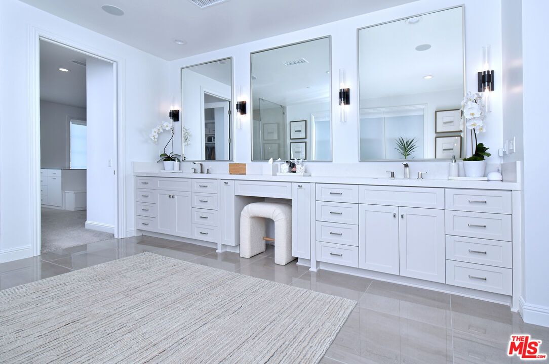 Bathroom, Dual Sink Vanities, Interior, Recessed Lighting