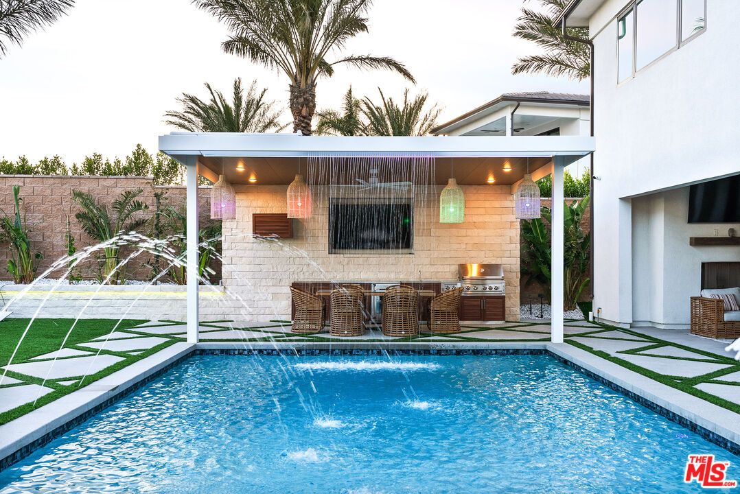 Exterior, Outdoor Kitchen, Pool