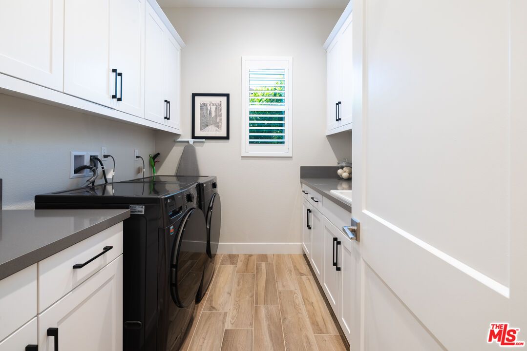 Interior, Washer, Wood Texture Flooring